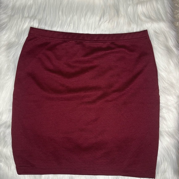 Early 2000’s Vintage Maroon mini skirt - Picture 4 of 6